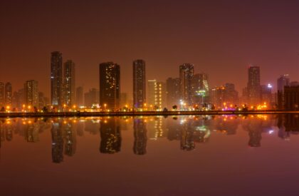 Dubai Market Insights: Maximize Your Investment Profits High-rise buildings and luxury properties in Dubai, representing real estate market trends and investment opportunities