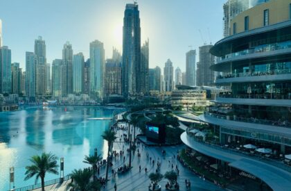 A comparison graphic showing the differences between freehold and leasehold ownership in Dubai, with key benefits and restrictions highlighted