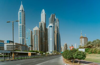 Dubai skyline with stable political and economic environment, attracting global investors and boosting real estate opportunities