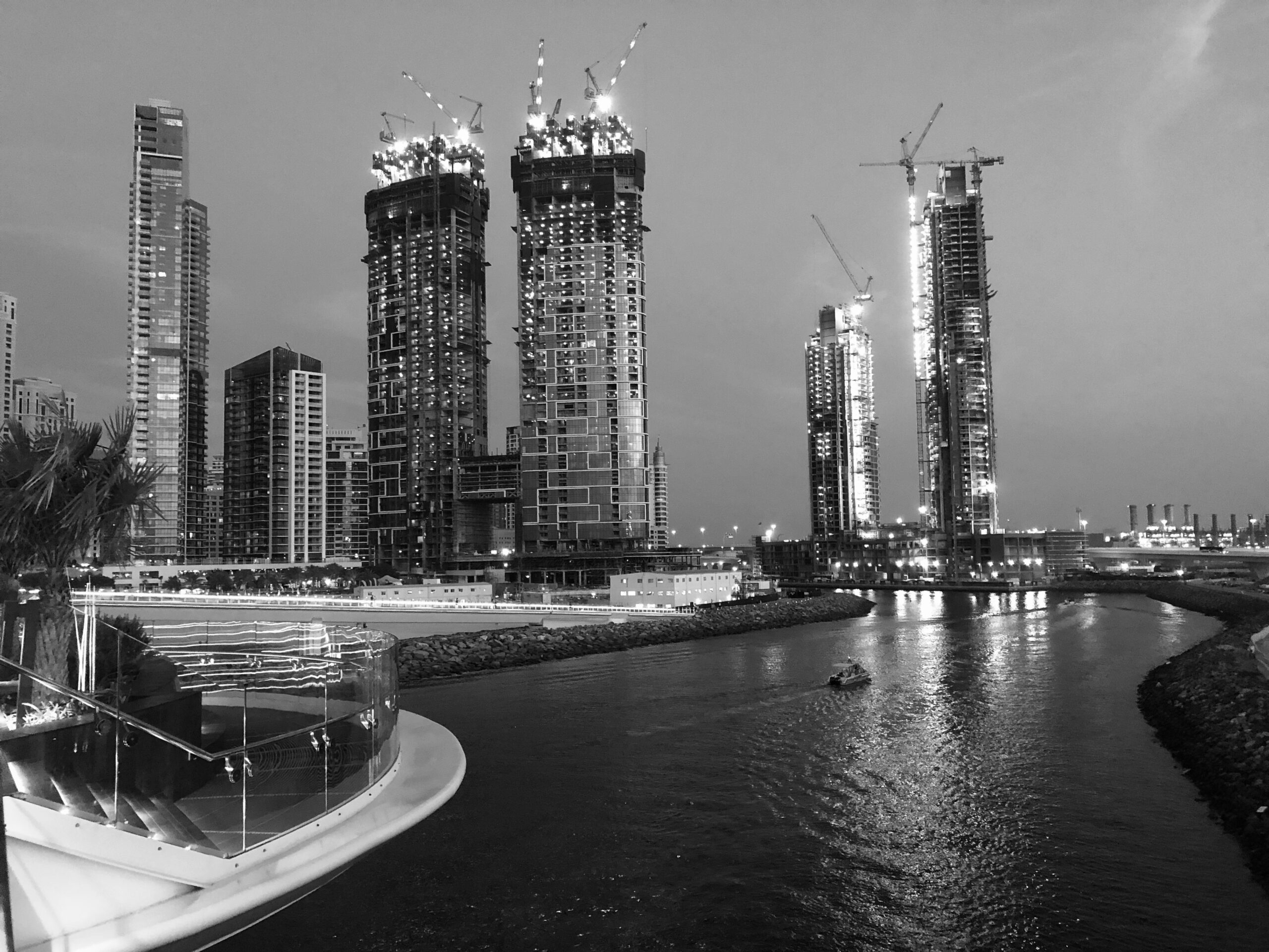 A breathtaking view of Palm Jumeirah, showcasing its iconic properties and waterfront villas