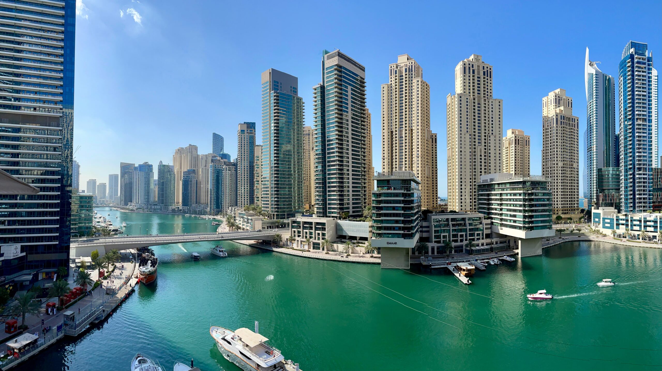 Comparison of real estate prices between Dubai and major global cities like London, New York, and Singapore, highlighting investment value in 2025.